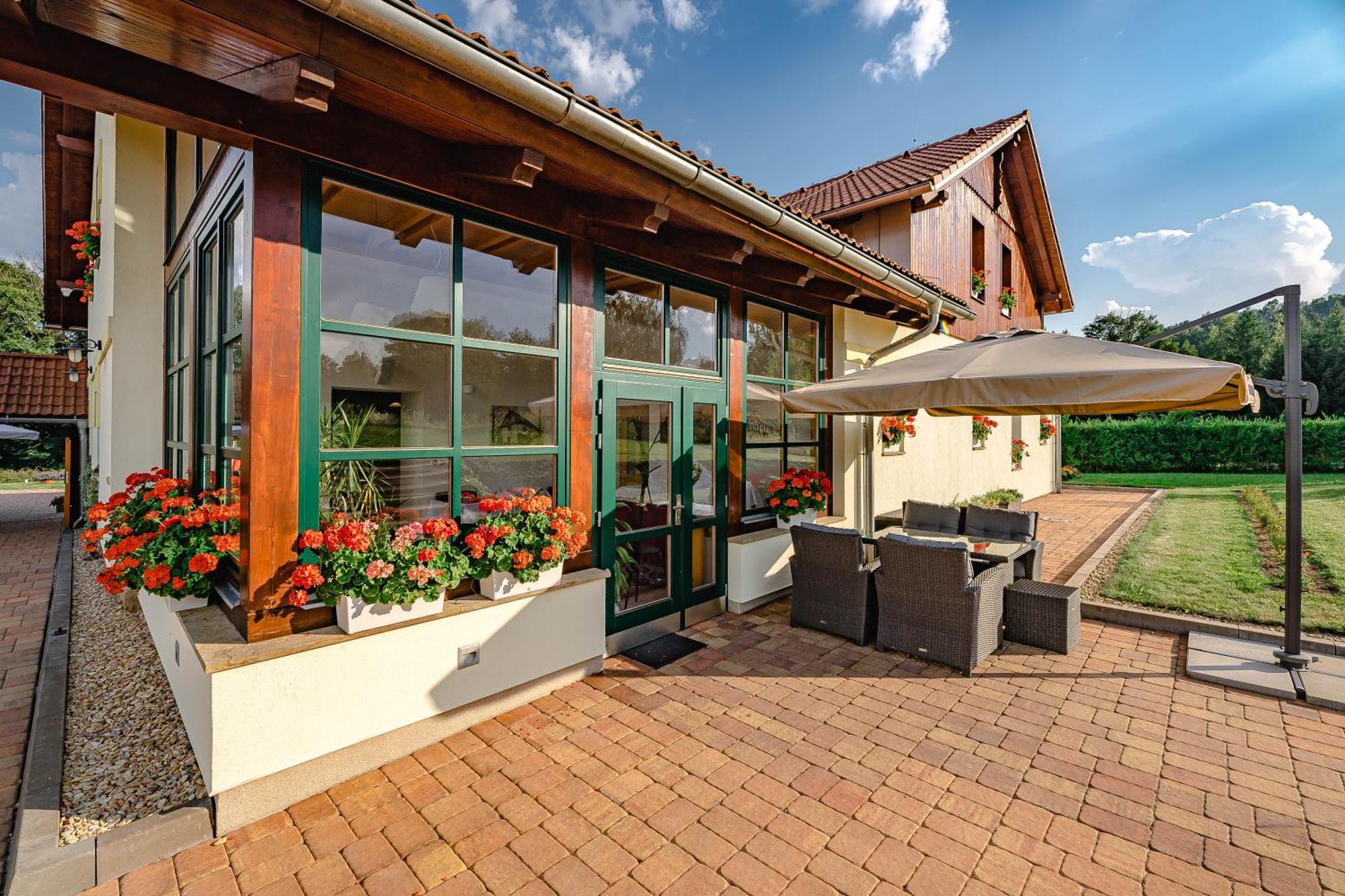 Vencluv Statek Hotel Javornice Exterior photo